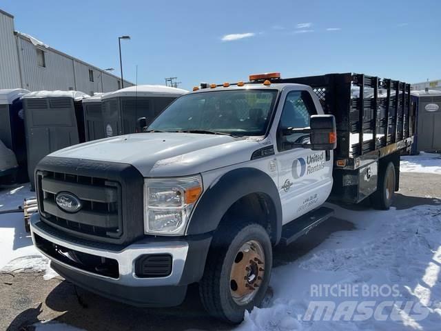 Ford F-550 شاحنات مسطحة/مفصلية الجوانب