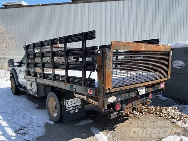 Ford F-550 شاحنات مسطحة/مفصلية الجوانب