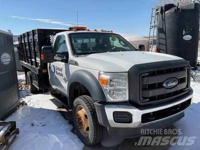 Ford F-550 شاحنات مسطحة/مفصلية الجوانب