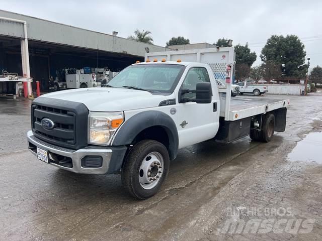 Ford F-550 شاحنات مسطحة/مفصلية الجوانب