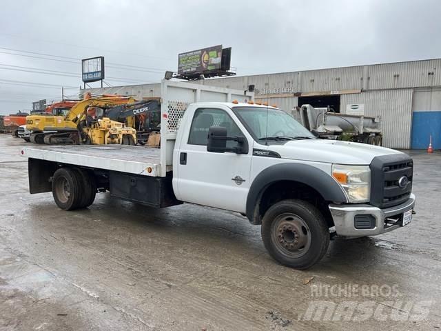 Ford F-550 شاحنات مسطحة/مفصلية الجوانب