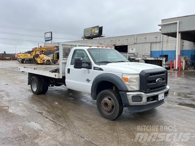 Ford F-550 شاحنات مسطحة/مفصلية الجوانب