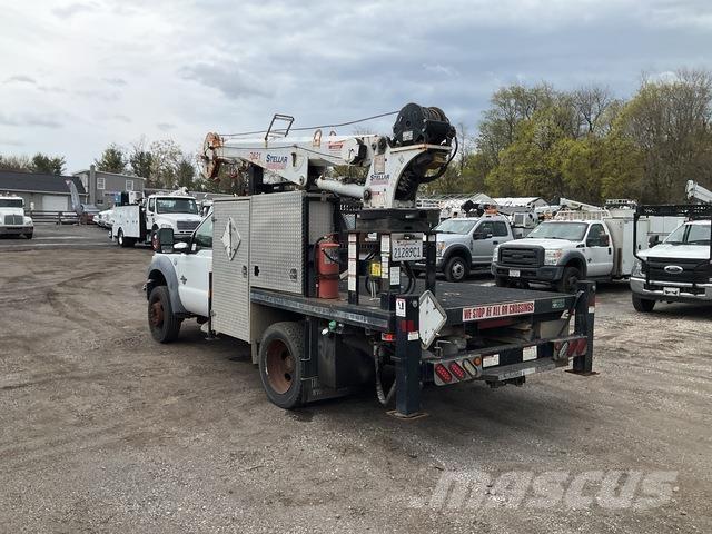 Ford F-550 شاحنات مسطحة/مفصلية الجوانب