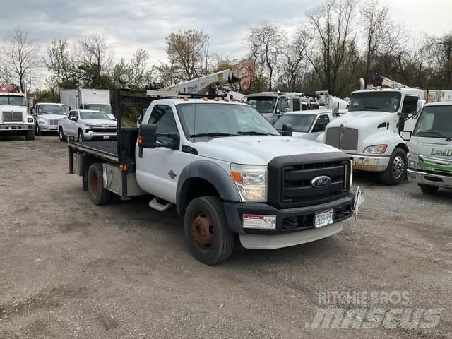 Ford F-550 شاحنات مسطحة/مفصلية الجوانب