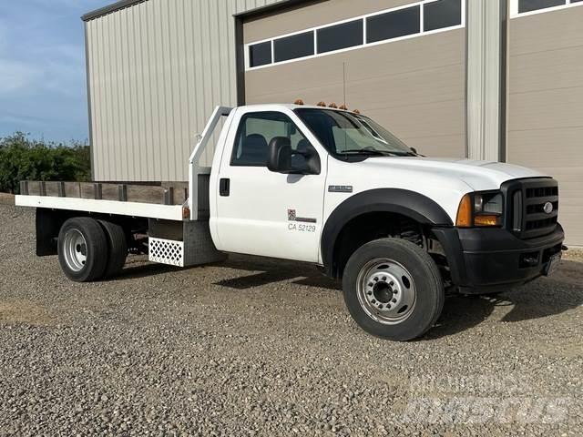 Ford F-550 شاحنات مسطحة/مفصلية الجوانب