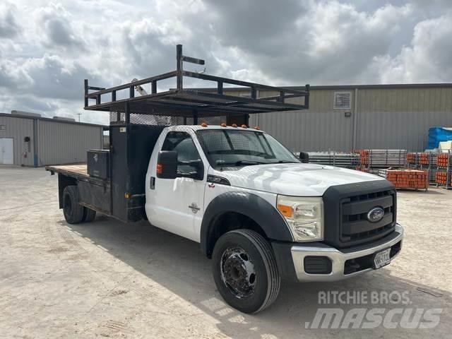 Ford F-550 شاحنات مسطحة/مفصلية الجوانب