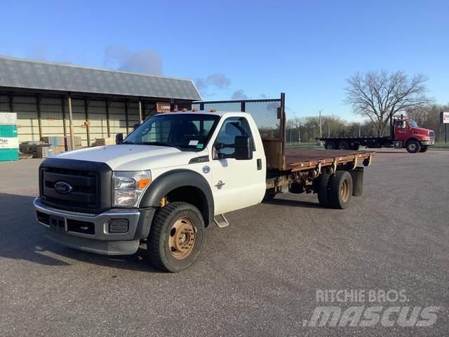 Ford F-550 شاحنات مسطحة/مفصلية الجوانب