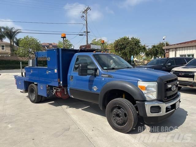 Ford F-550 شاحنات خفيفة/مفصلية الجوانب