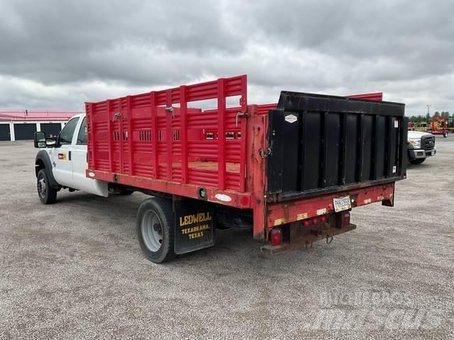 Ford F-550 شاحنات مسطحة/مفصلية الجوانب