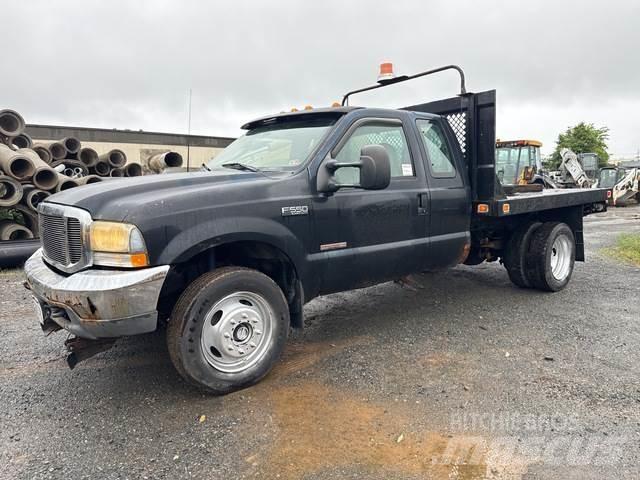 Ford F-550 شاحنات مسطحة/مفصلية الجوانب