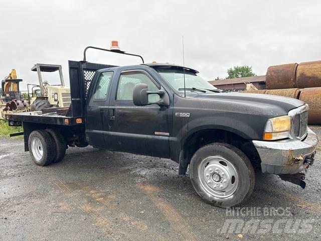 Ford F-550 شاحنات مسطحة/مفصلية الجوانب