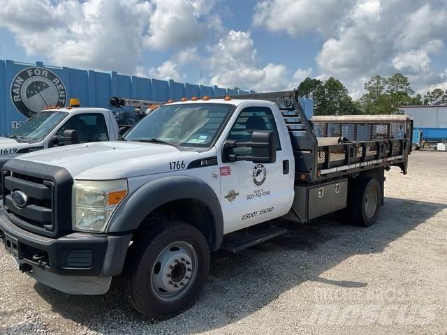 Ford F-550 شاحنات مسطحة/مفصلية الجوانب