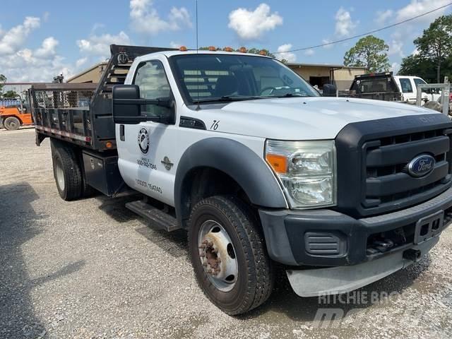 Ford F-550 شاحنات مسطحة/مفصلية الجوانب