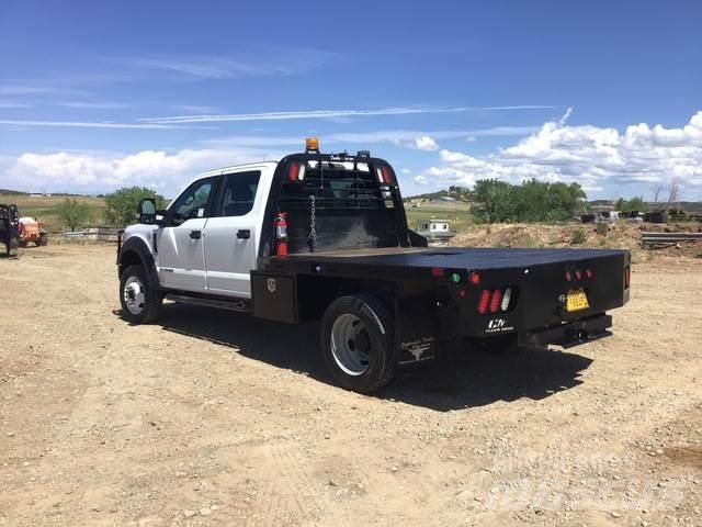 Ford F-550 شاحنات مسطحة/مفصلية الجوانب