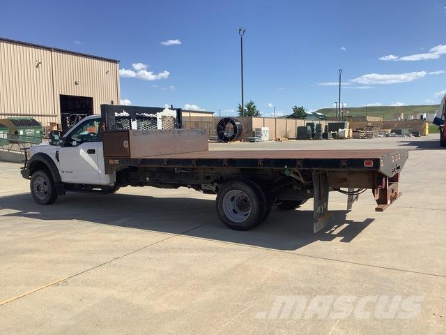 Ford F-550 شاحنات مسطحة/مفصلية الجوانب