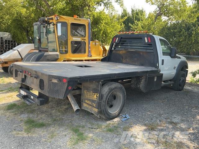 Ford F-550 شاحنات مسطحة/مفصلية الجوانب