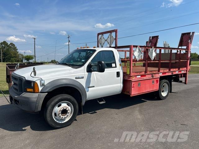 Ford F-550 شاحنات مسطحة/مفصلية الجوانب