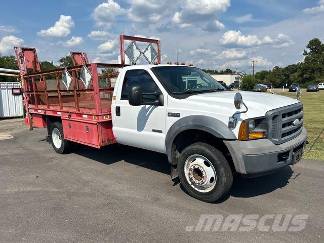 Ford F-550 شاحنات مسطحة/مفصلية الجوانب