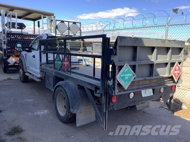 Ford F-550 شاحنات مسطحة/مفصلية الجوانب