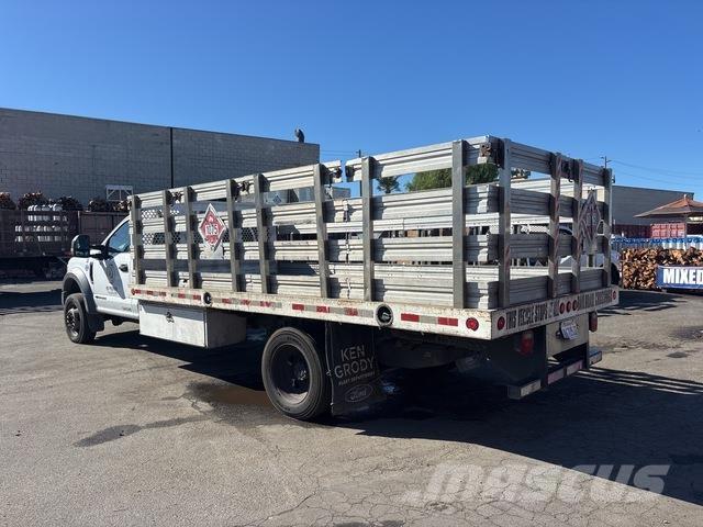 Ford F-550 شاحنات مسطحة/مفصلية الجوانب