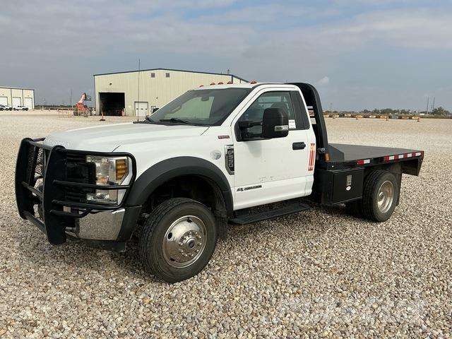 Ford F-550 شاحنات مسطحة/مفصلية الجوانب