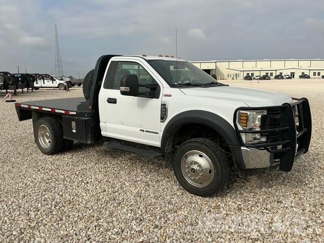 Ford F-550 شاحنات مسطحة/مفصلية الجوانب