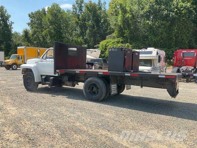 Ford F-600 شاحنات مسطحة/مفصلية الجوانب