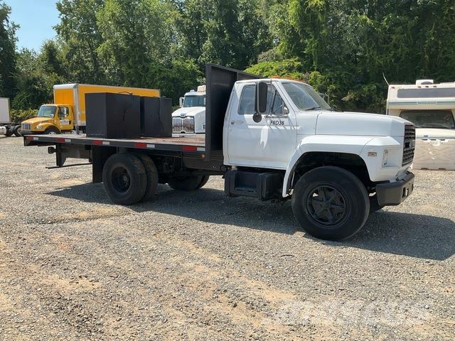Ford F-600 شاحنات مسطحة/مفصلية الجوانب