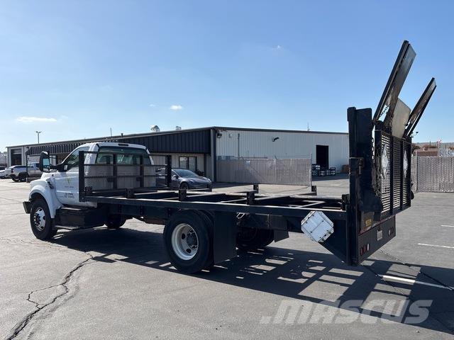 Ford F-650 شاحنات مسطحة/مفصلية الجوانب