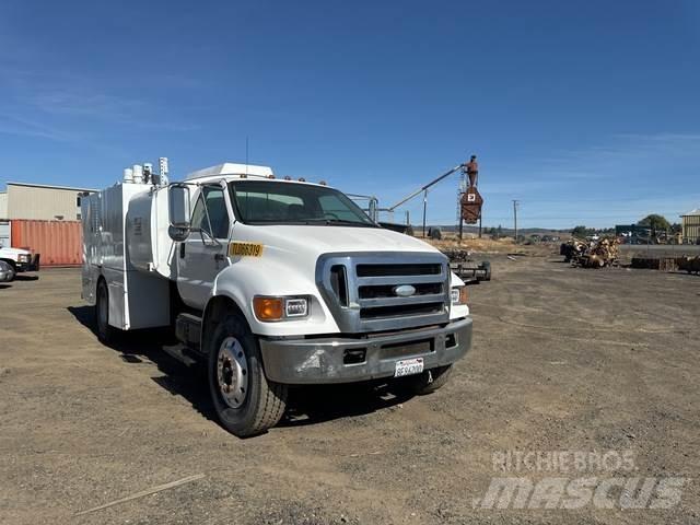 Ford F-750 شاحنات ذات صهاريج