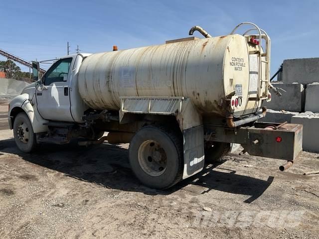 Ford F-750 صهاريج مياه