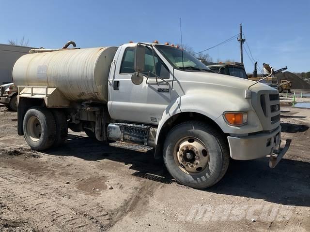 Ford F-750 صهاريج مياه