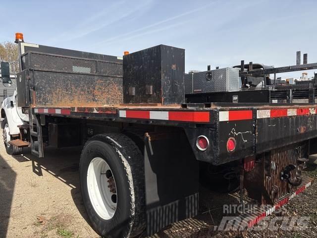 Ford F-750 شاحنات مسطحة/مفصلية الجوانب
