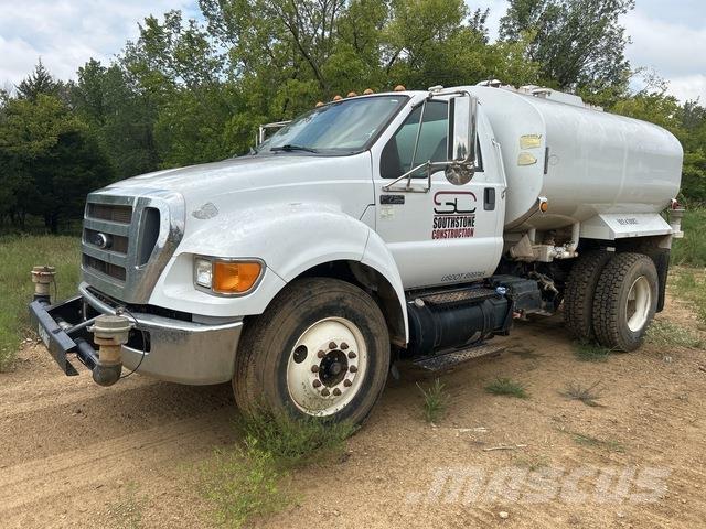 Ford F-750 صهاريج مياه