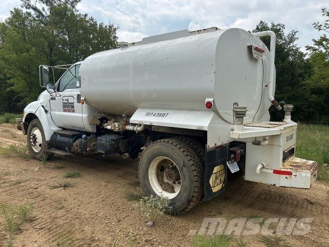 Ford F-750 صهاريج مياه