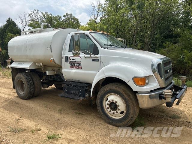 Ford F-750 صهاريج مياه