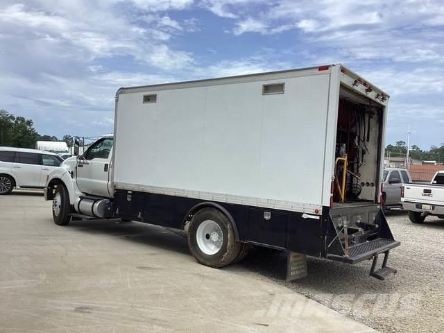 Ford F-750 شاحنات ذات صهاريج