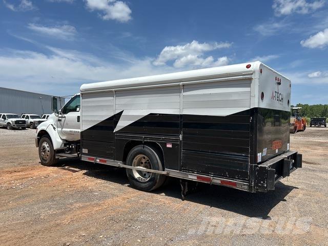 Ford F-750 شاحنات ذات صهاريج