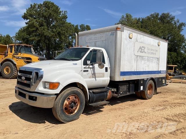Ford F-750 شاحنات ذات صهاريج