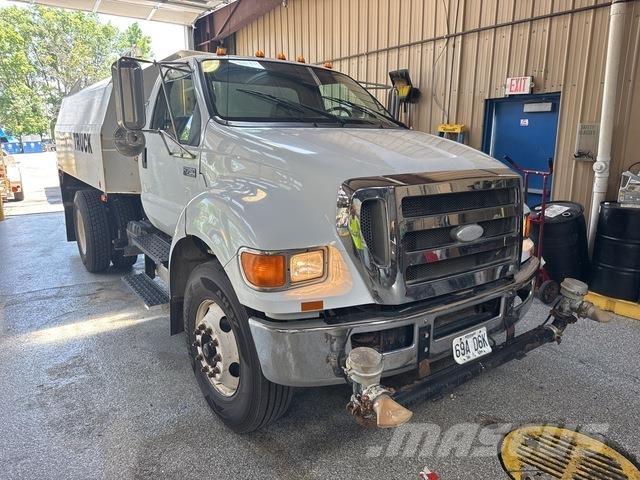 Ford F-750 صهاريج مياه