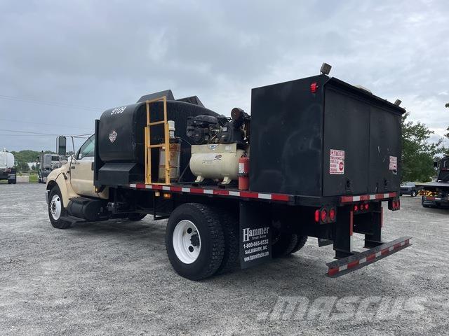Ford F-750 شاحنات ذات صهاريج
