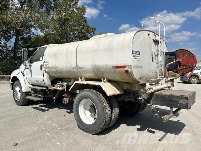 Ford F-750 صهاريج مياه