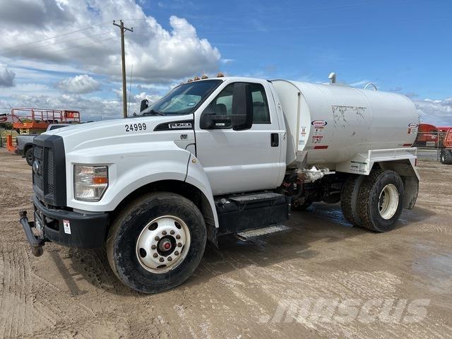 Ford F-750 صهاريج مياه