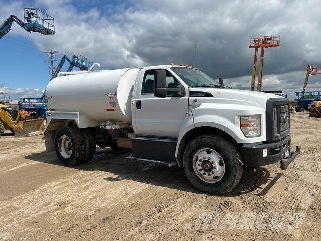 Ford F-750 صهاريج مياه