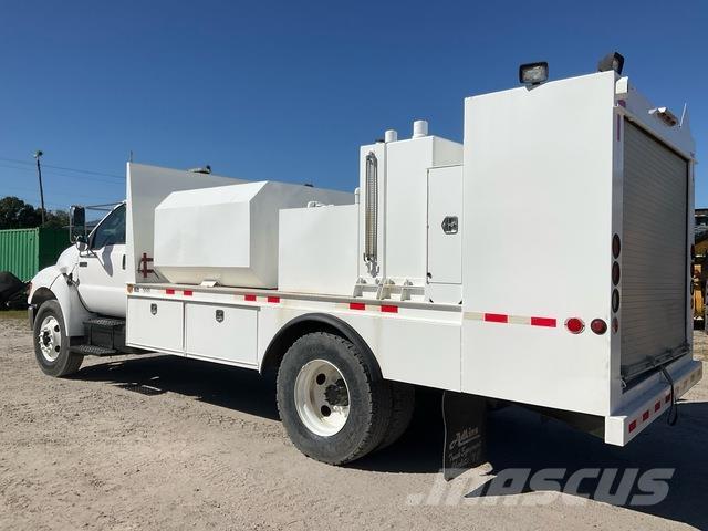 Ford F-750 شاحنات ذات صهاريج