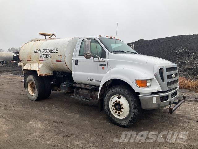 Ford F-750 صهاريج مياه