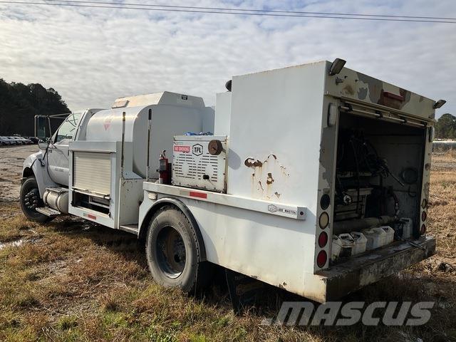 Ford F-750 شاحنات ذات صهاريج