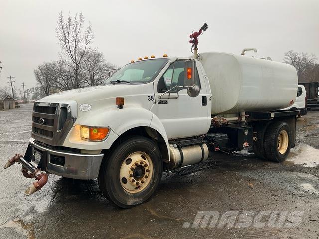 Ford F-750 صهاريج مياه