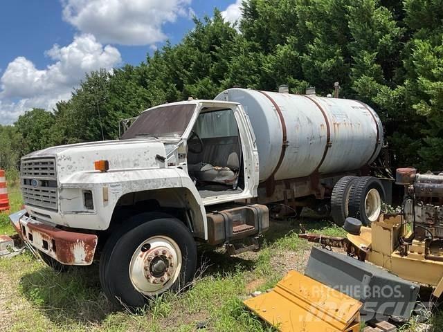 Ford F700 شاحنات ذات صهاريج