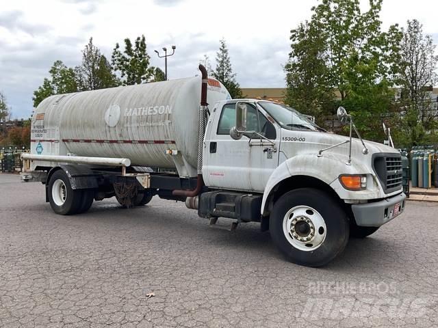 Ford F750 شاحنات ذات صهاريج